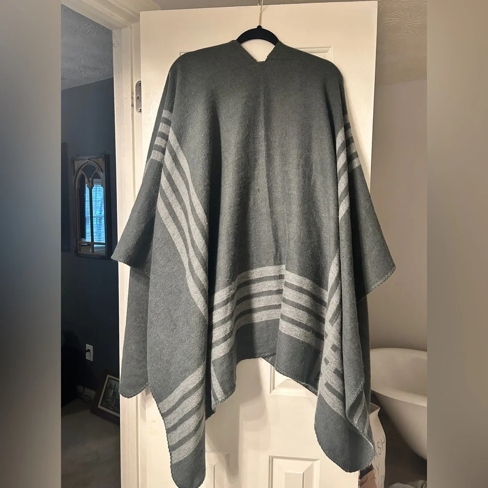 BB Dakota Gray Striped Plaid Blanket Cape Poncho Shawl Women's One Size